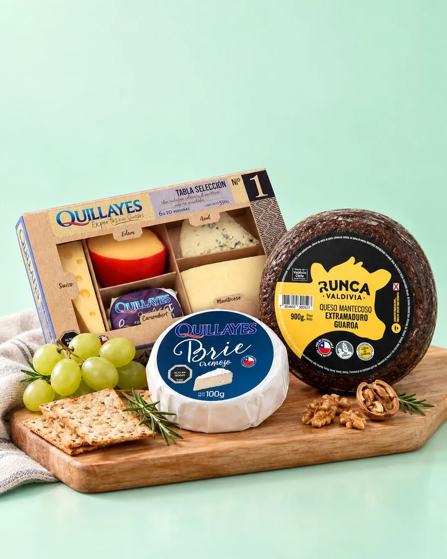 Tabla Selección Quillayes, queso mantecoso Runca y brie Quillayes sobre una tabla de madera